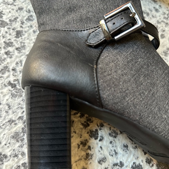 AEROSOLES Color-Block Chunky Heel Ankle Boots - Picture 6 of 8